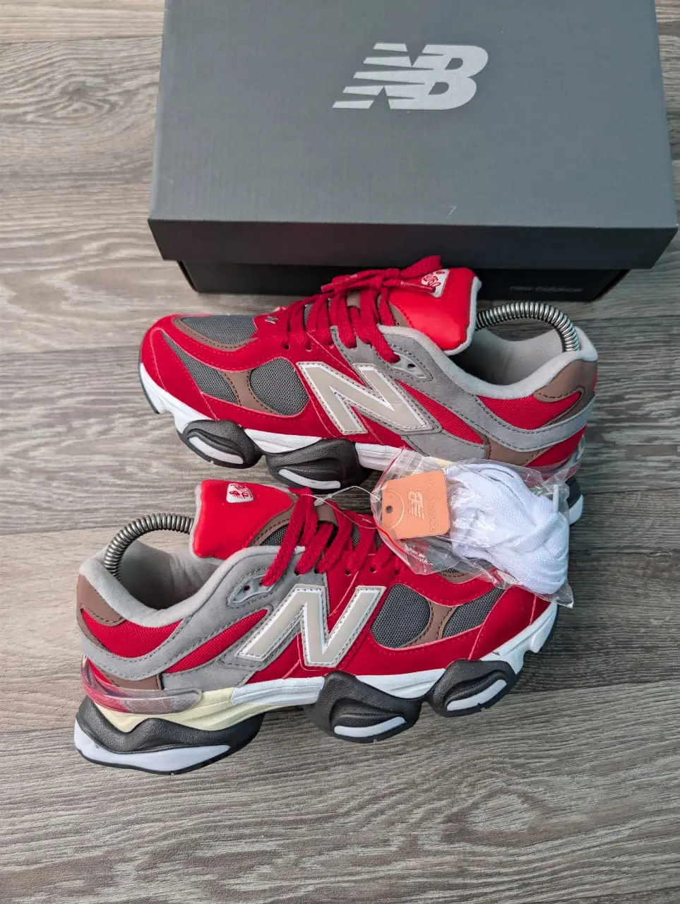 New Balance 9060 – Red/Grey